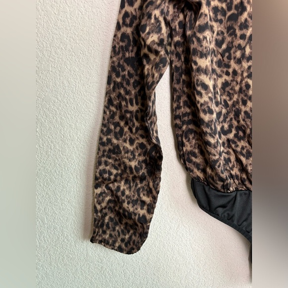 Good American Leopard Animal Print Plunging Faux Wrap V-Neck Satin Bodysuit 0 - Picture 4 of 12